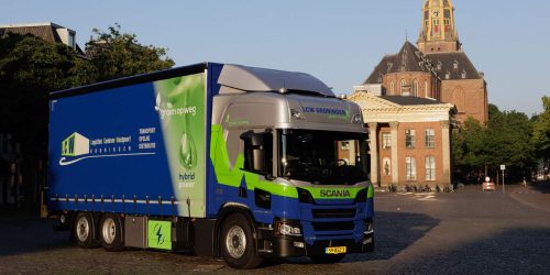 Scania-Hybride-bakwagen-op-de-vismarkt-in-Groningen